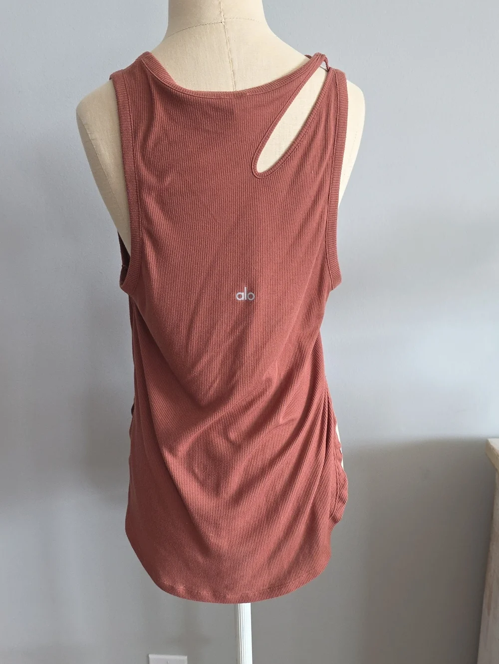 ALO Sleeveless Cutout Ribbed Tank Top - Rust